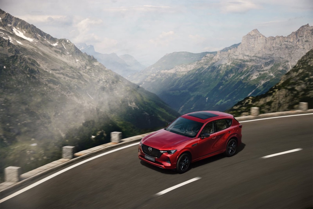 Červený vůz Mazda na horské silnici